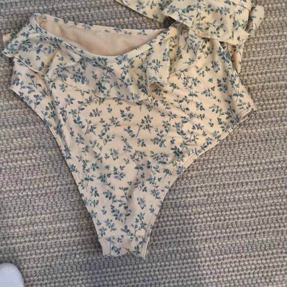 Peony cut out bathing suit size 6 - Picture 6 of 7